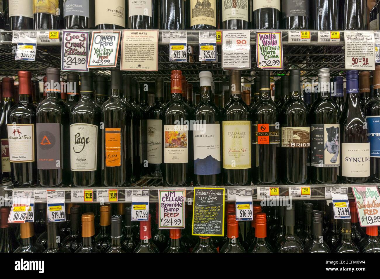 Flaschen Rotwein aus dem Columbia Valley in Washington USA in einem amerikanischen Supermarkt zu verkaufen. Stockfoto