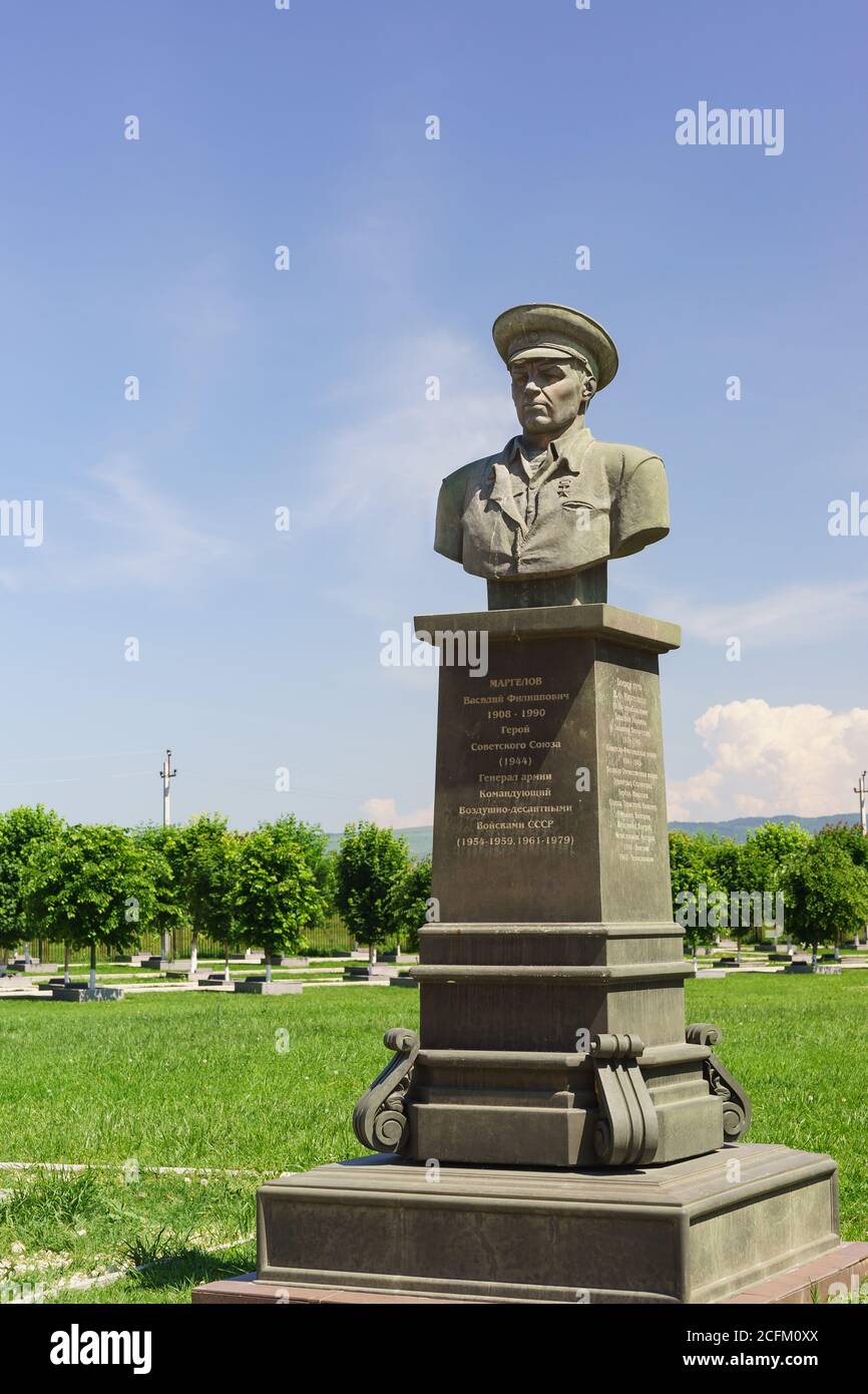 Nazran, Inguschetien, Russland - 02. Juni 2019: Büste des Helden der UdSSR Kommandant der Lufttruppen General Margelov Wassilij Filippowitsch in der Memor Stockfoto