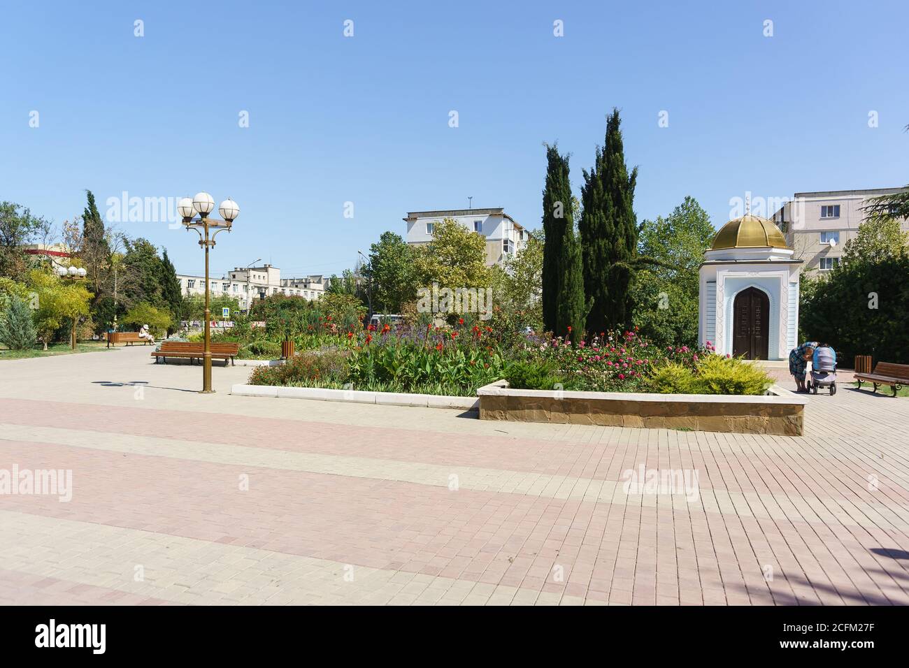 Jewpatoria, Krim, Russland-10. September 2019: Marschall Sokolov Platz auf Pobedy Avenue in Jewpatoria, Krim. Sonniger Sommertag Stockfoto