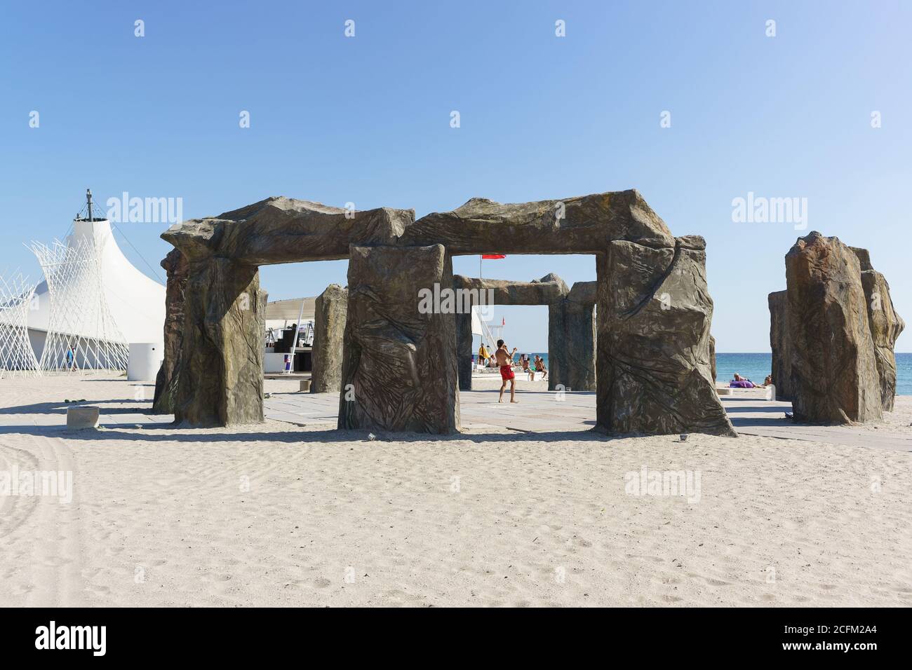 Popowka, Krim - 10. September 2019: Blöcke des künstlichen Steins-ein Ort der Macht auf dem einzigartigen Strand z. Stadt, wo das internationale Musikfestival R Stockfoto