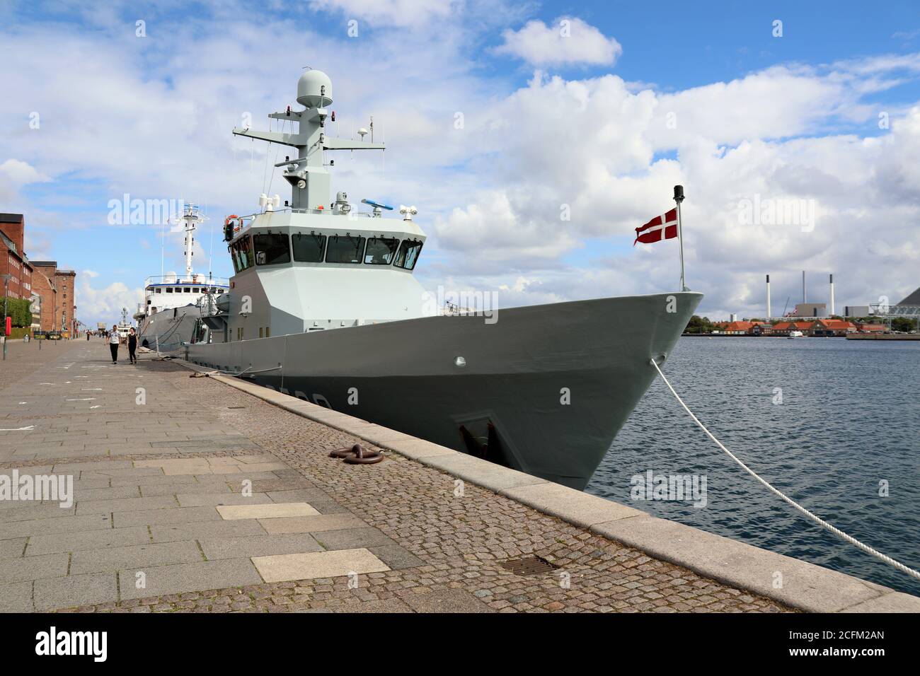 Dänisches Patrouillenboot am Wasser in Kopenhagen Stockfoto