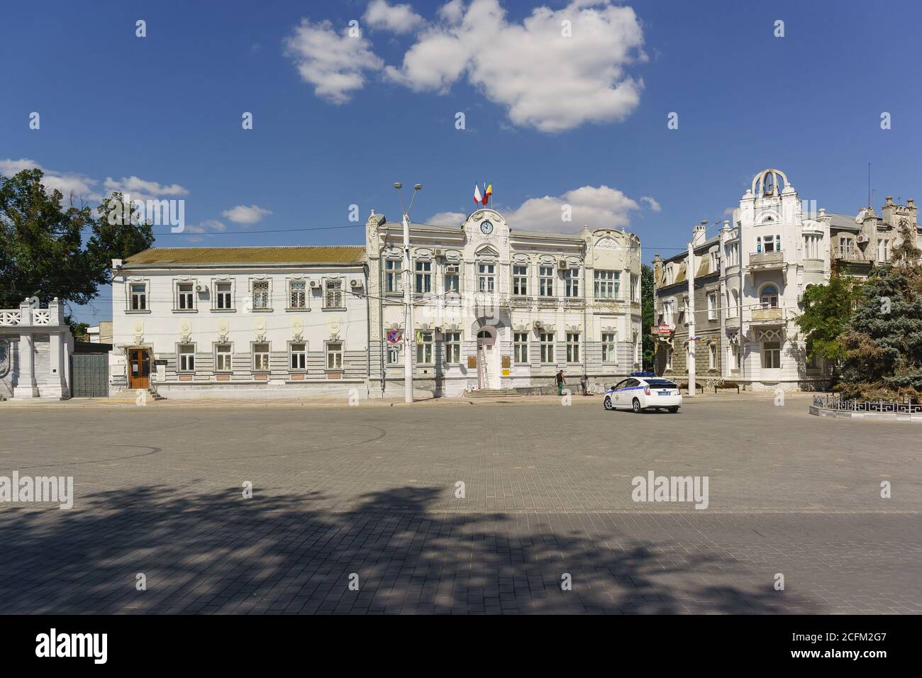 Jewpatoria, Krim, Russland-8. September 2019: Das Haus im Stil der frühen Moderne auf der Allee Lenin, 2 - das Gebäude der Verwaltung des Kurortes Stockfoto