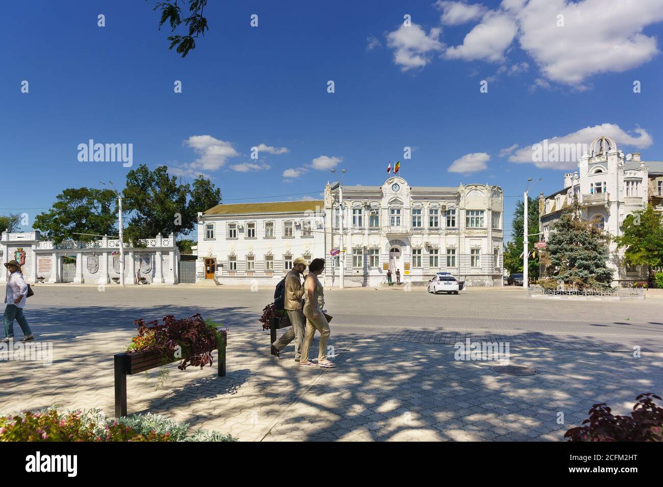 Jewpatoria, Krim, Russland-8. September 2019: Der Platz Teatralnaja und das Gebäude der Stadtverwaltung auf der Allee Lenin, 2 Stockfoto