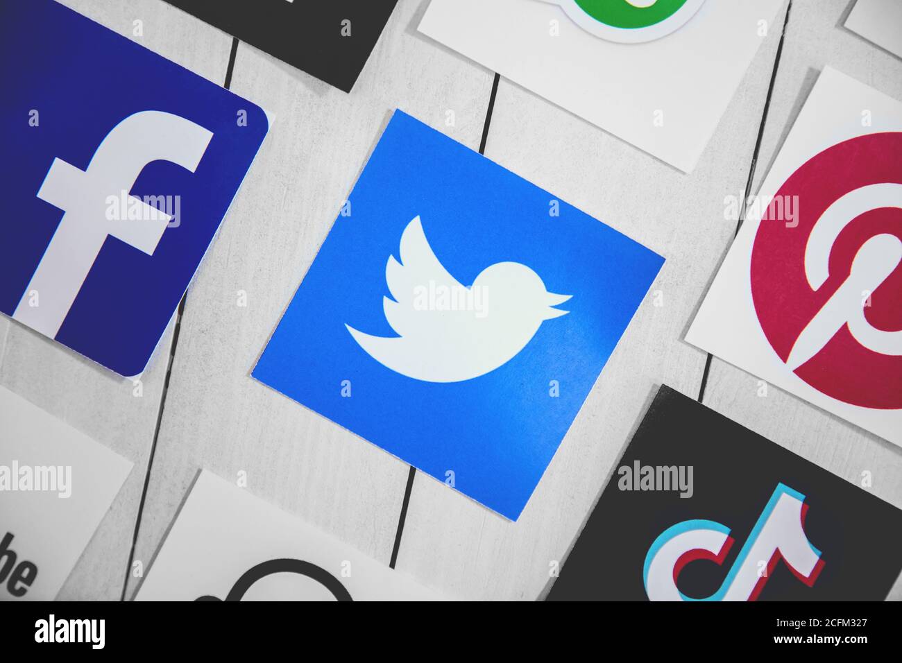 BRESLAU, POLEN - 29. August 2020: Social-Media-Symbole mit Twitter-Logo in der Mitte auf Holzboden. Twitter ist ein amerikanischer Microblogging und so Stockfoto