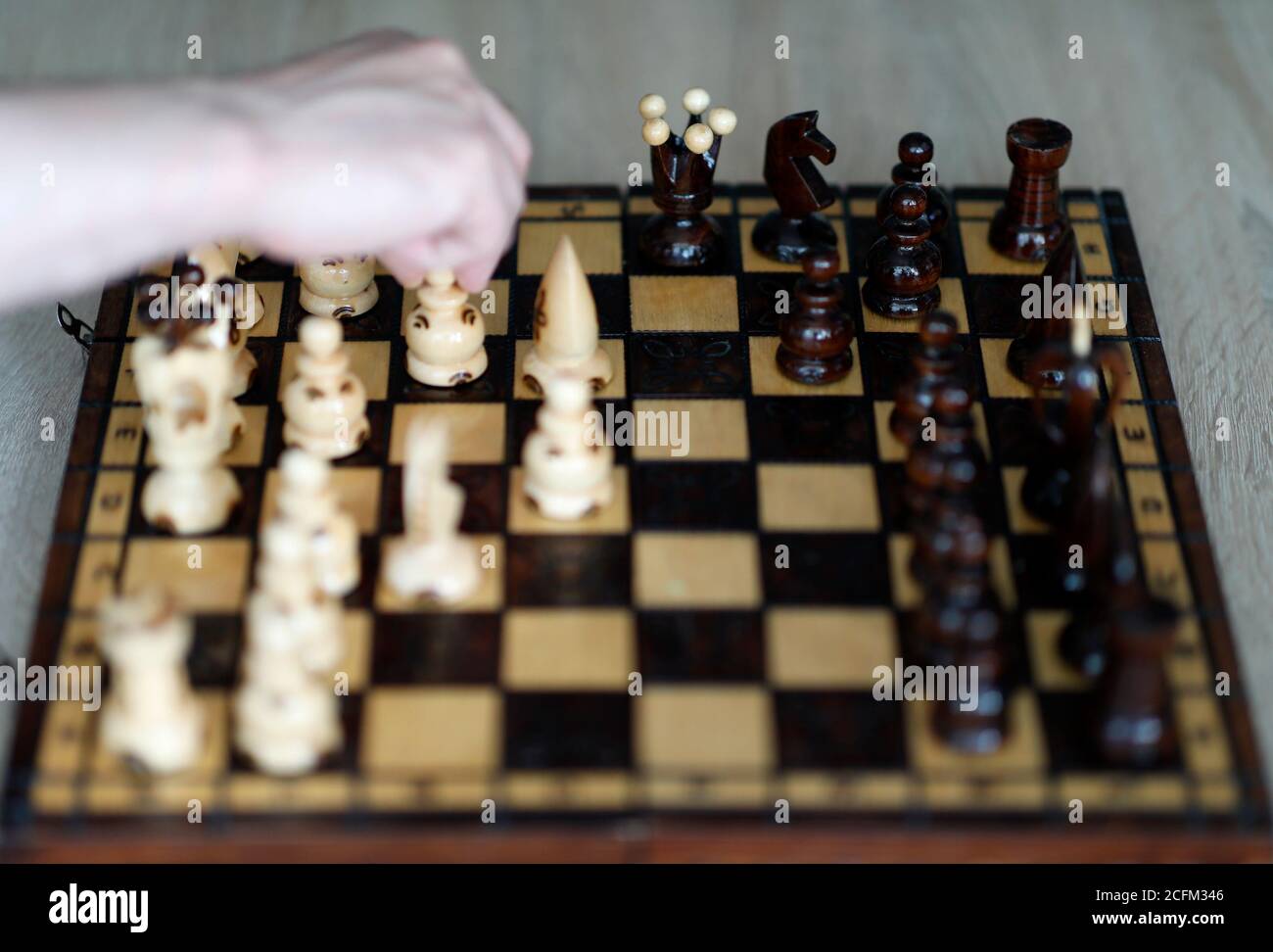 Die Hand des Schachspielers in der Entscheidung. Stockfoto