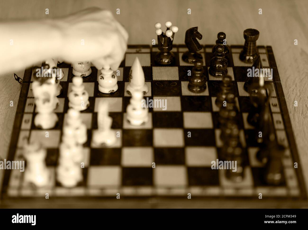 Die Hand des Schachspielers in der Entscheidung Stockfoto