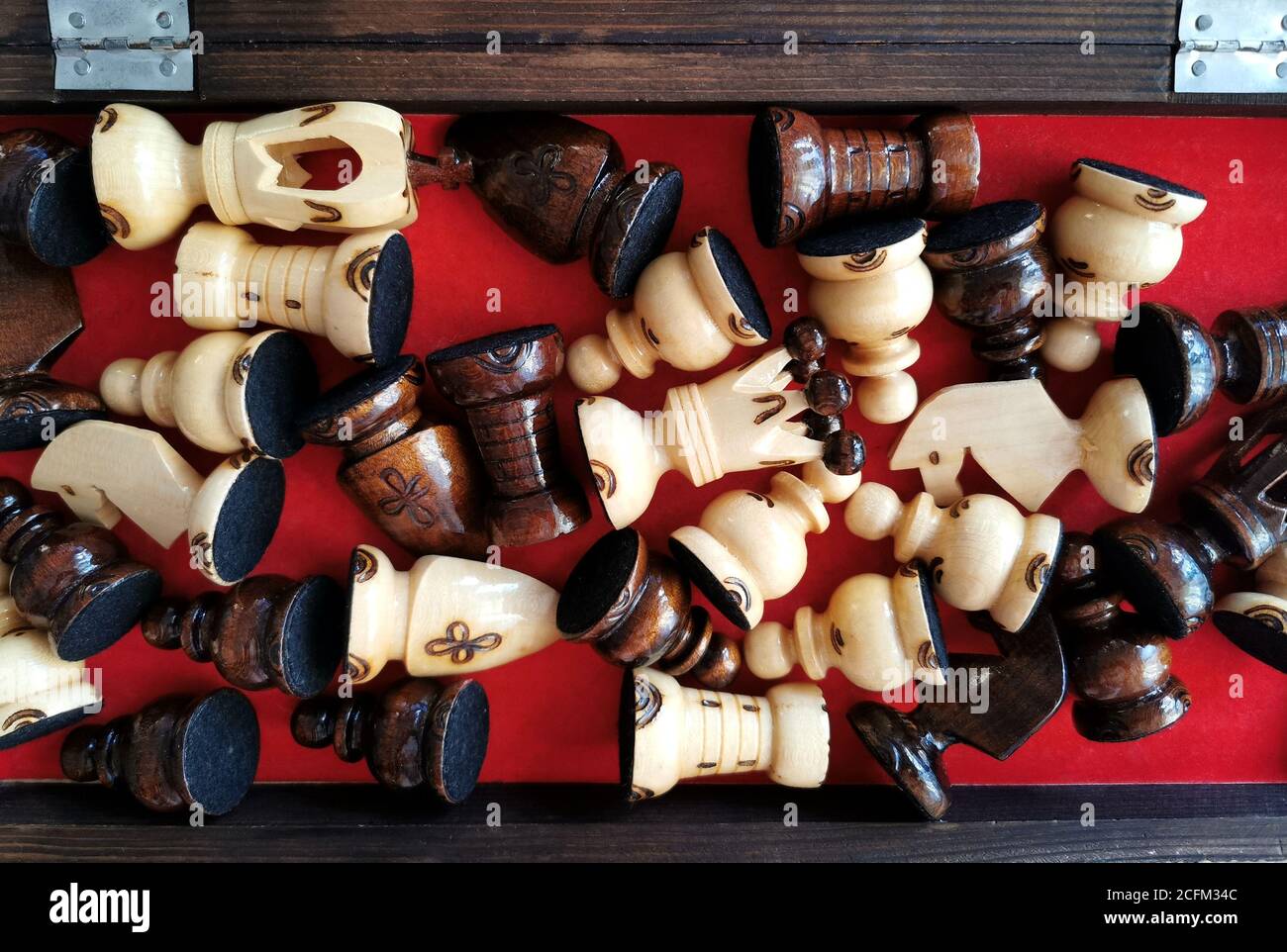Viele Schachfiguren in Holzkiste Stockfoto