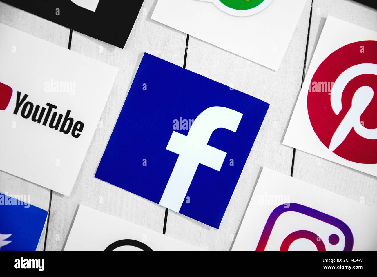 BRESLAU, POLEN - 29. August 2020: Social-Media-Symbole mit Facebook-Logo in der Mitte auf Holzboden. Facebook ist ein amerikanischer Online-Social-Media-med Stockfoto