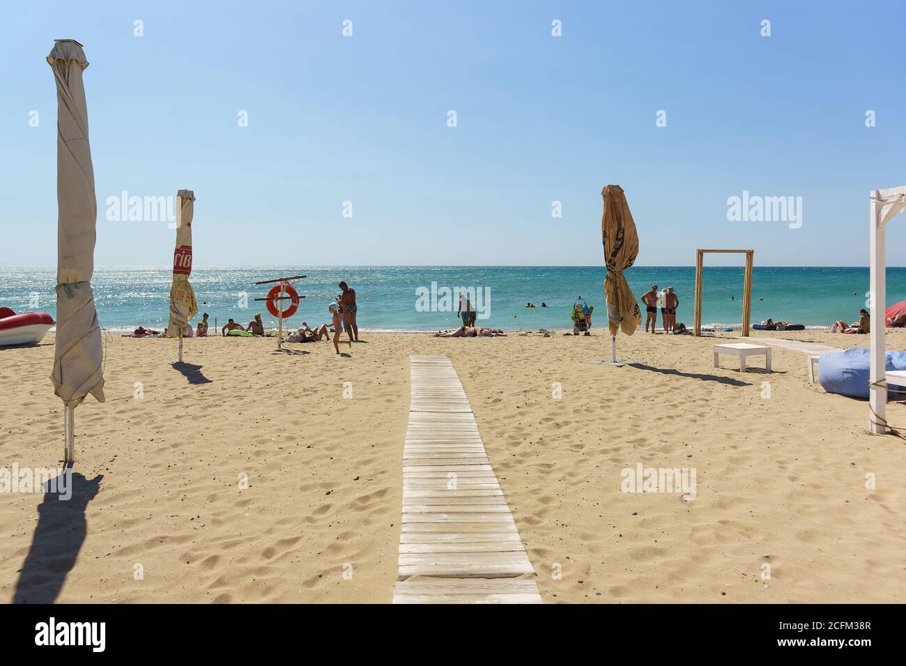Jewpatoria, Krim, Russland-12 September 2019: Gepflasterter Holzweg zum Meer. Der beliebte Strand von 'New' in der Resortstadt Stockfoto