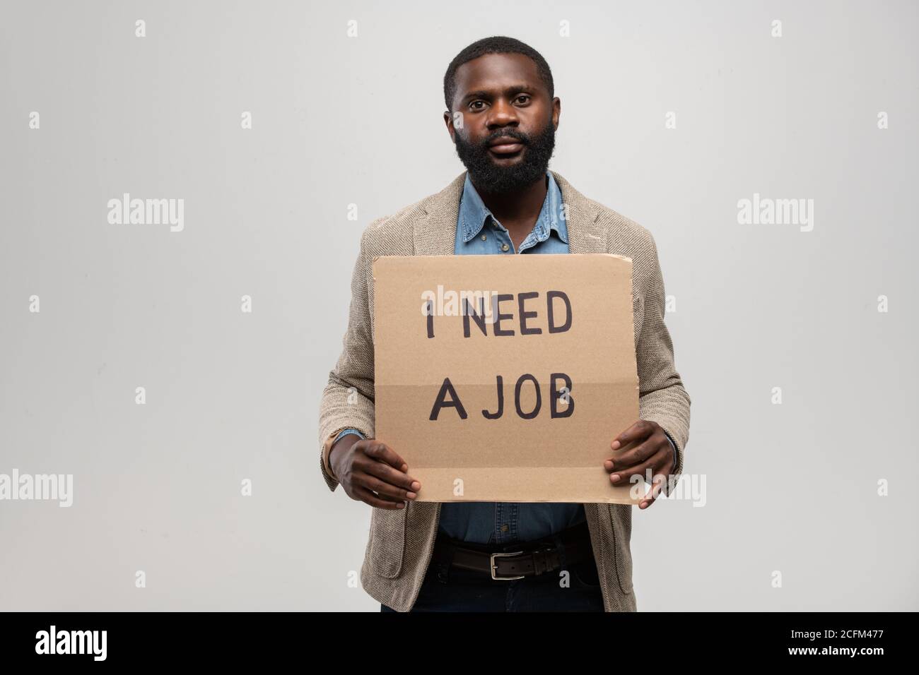 Junge arbeitslose Mann der afrikanischen Ethnie in formalwear auf der Suche nach Ein Job Stockfoto