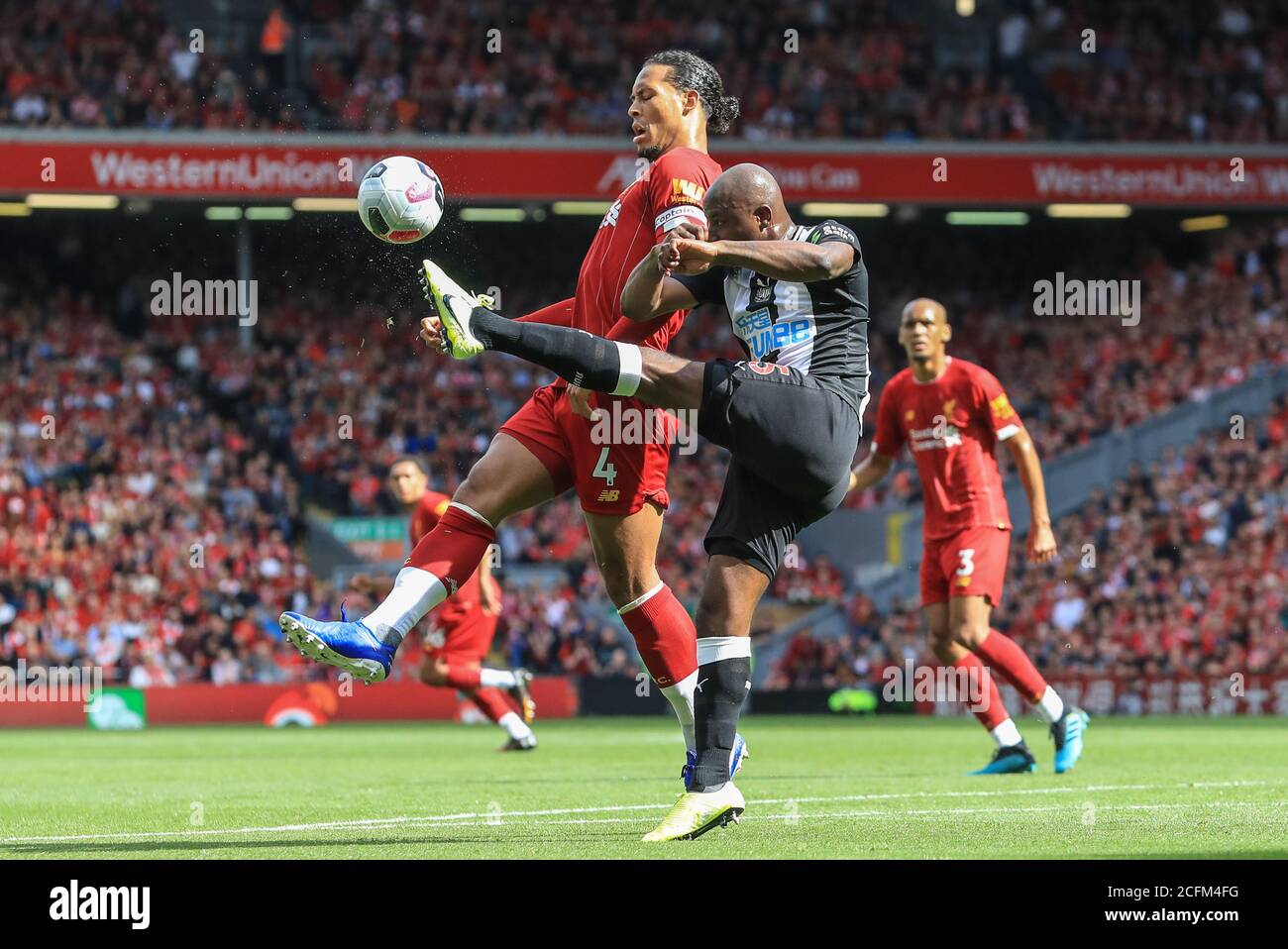 14. September 2019, Liverpool, Liverpool, England; Premier League Fußball, Liverpool vs Newcastle United; Jetro Willems (15) von Newcastle United löscht die Kugel als Virgil van Dijk (4) von Liverpool Herausforderungen Credit: Mark Cosgrove/News Bilder Premier League/EFL Fußball Bilder unterliegen DataCo Lizenz Stockfoto