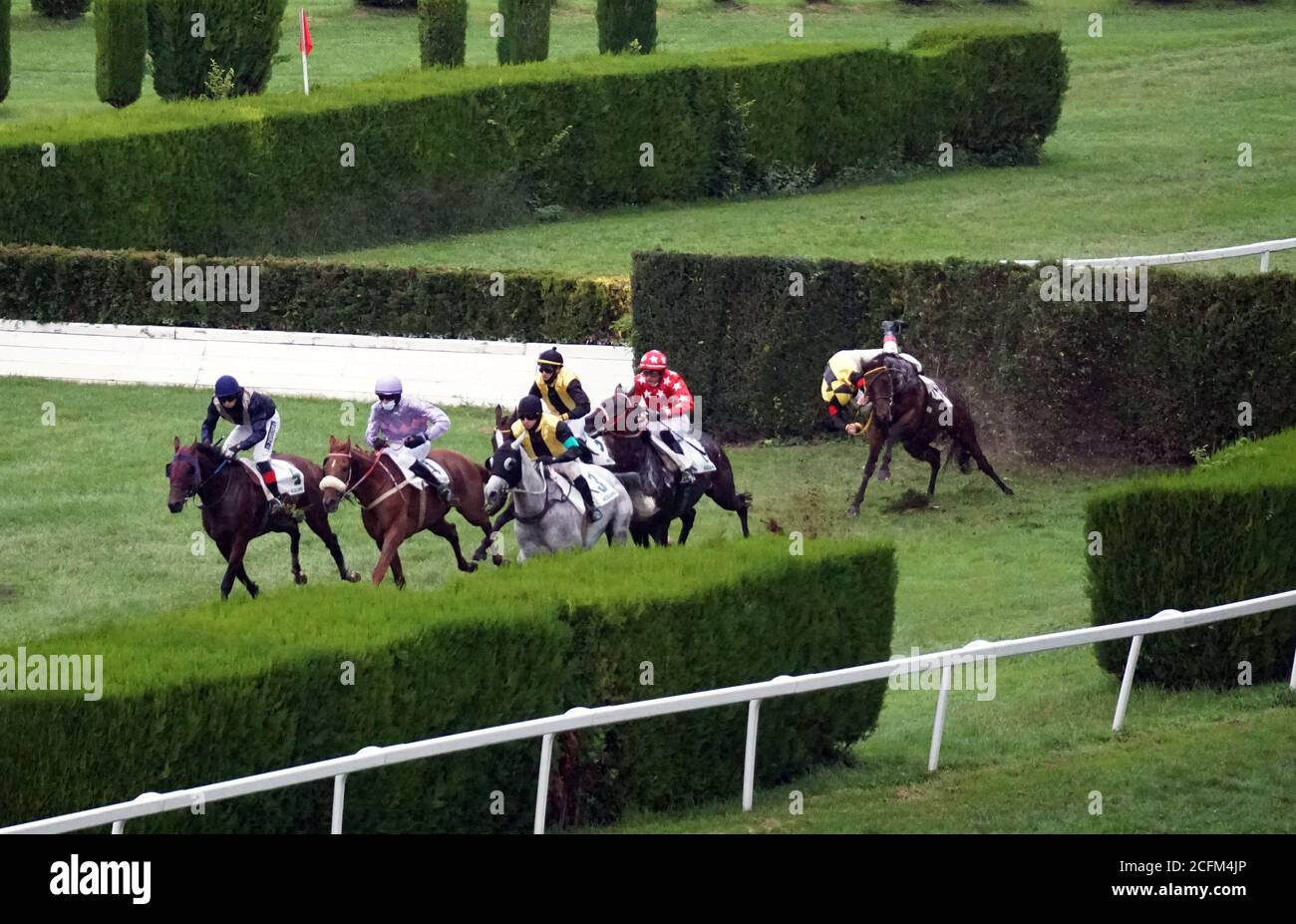 Ein Jockey fällt beim Rennen von einem Pferd, während andere beim Rennen in Meran am 6. September 2020 weiterlaufen. Stockfoto