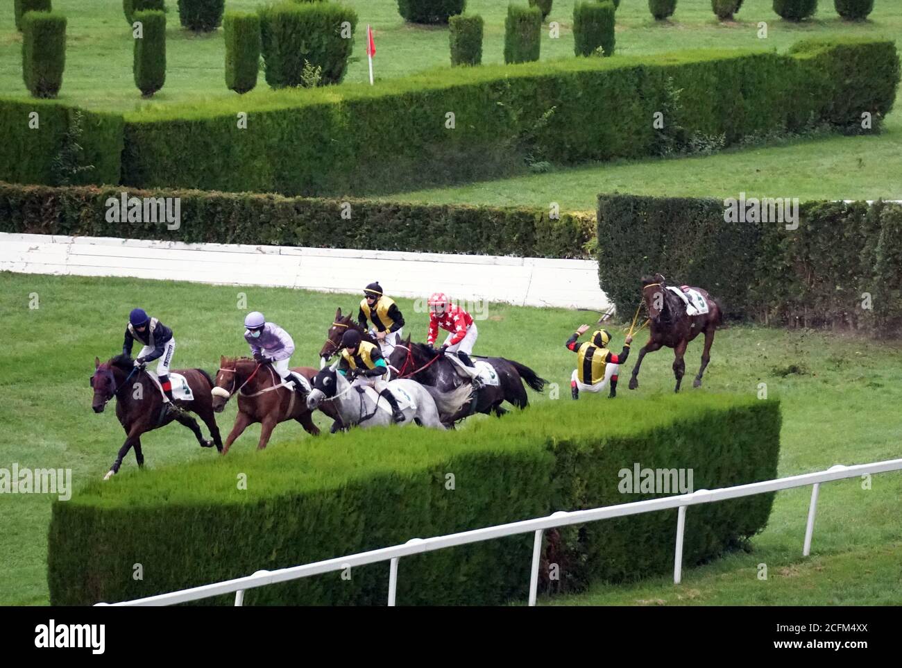 Ein Jockey fällt beim Rennen von einem Pferd, während andere beim Rennen in Meran am 6. September 2020 weiterlaufen. Stockfoto