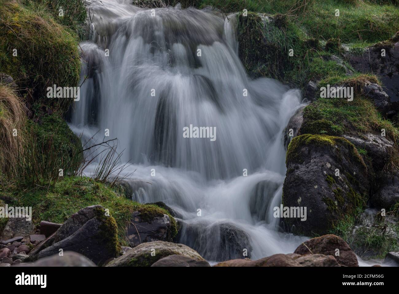 Wasserfälle mit langer Exposition auf Afon Sawdde, Black Mountain Stockfoto