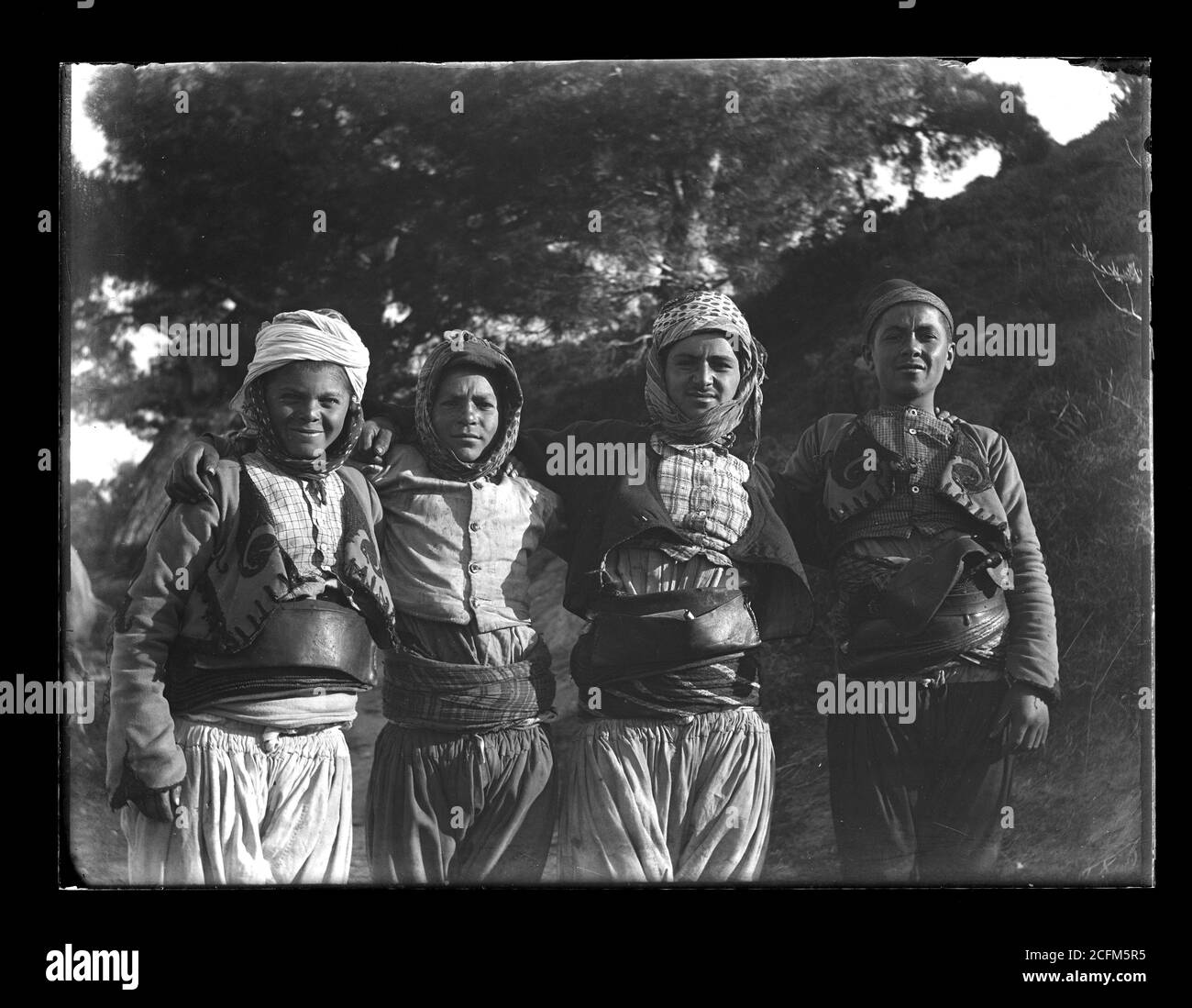 Gruppe junger albanischer Männer in typischen Bräuchen in oder in der Nähe von Smyrna / Izmir Türkei. Fotografie auf trockenem Glasplatte aus der Sammlung Herry W. Schaefer, um 1910. Stockfoto