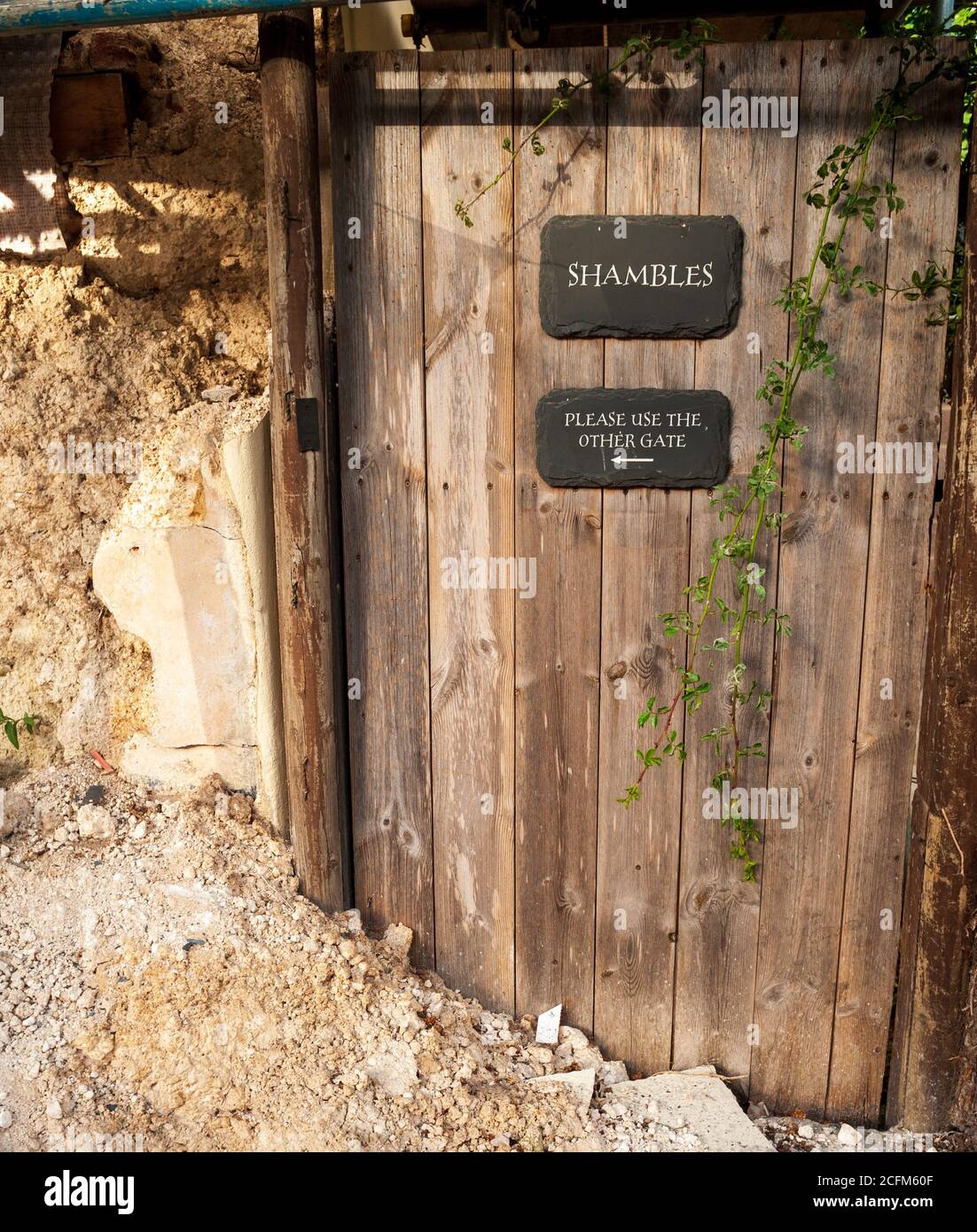 Schamlos Türschild, Eigentum Name, mit Schutt während der Bauarbeiten Stockfoto