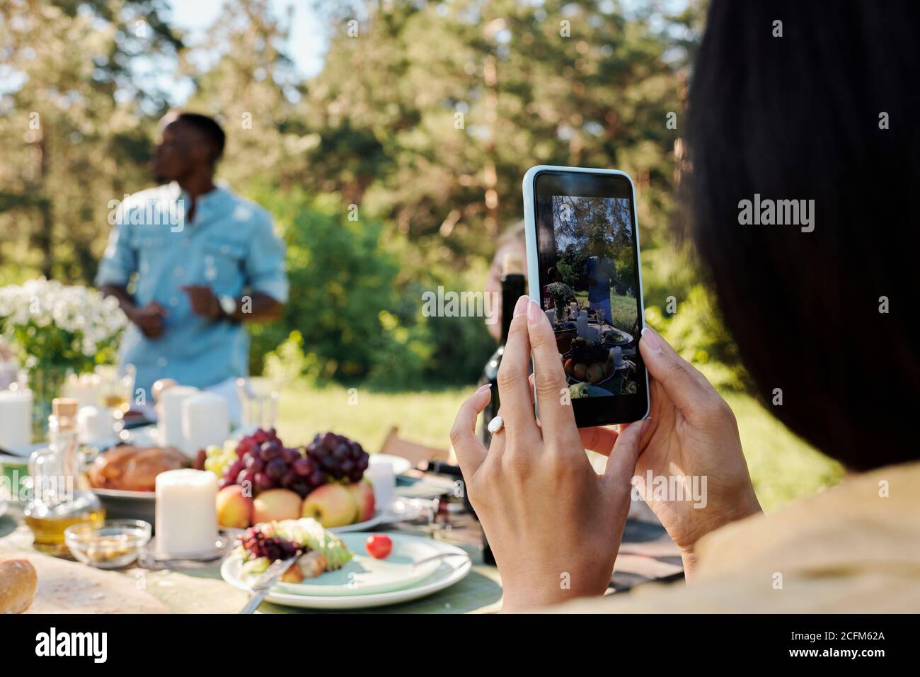 Hände von jungen zeitgenössischen weiblichen Millennial mit Smartphone-Aufnahme Video Stockfoto