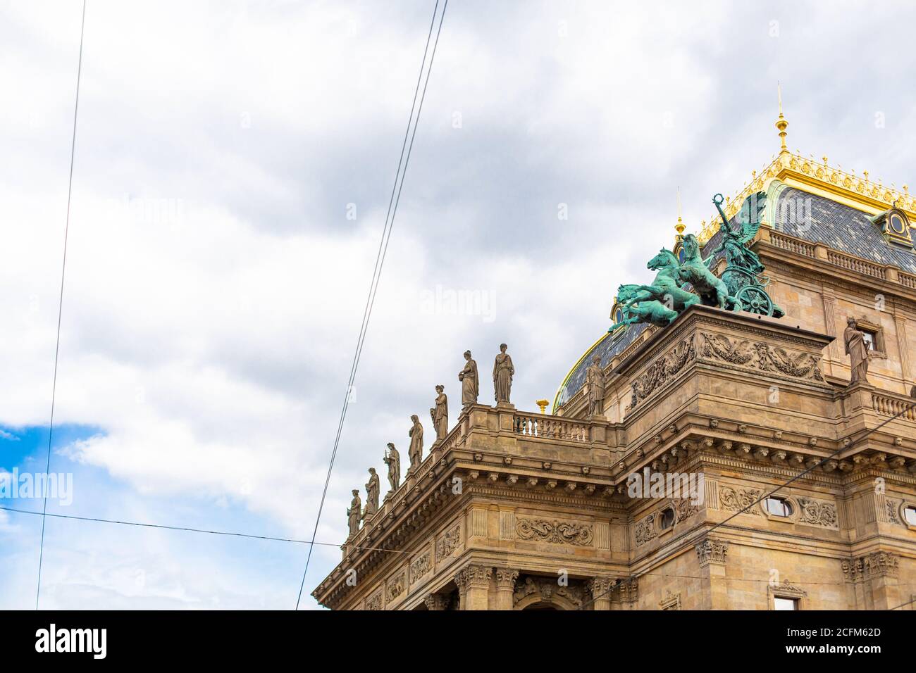 Nationaltheatergebäude gegen den Himmel. Architektur Europas. Stockfoto