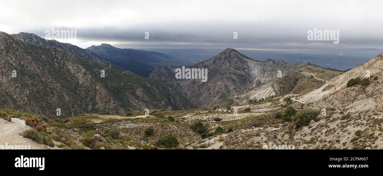 Gipfelwanderung auf dem Cerro del Trevenque in der Sierra Nevada in Andalusien, Spanien. Stockfoto