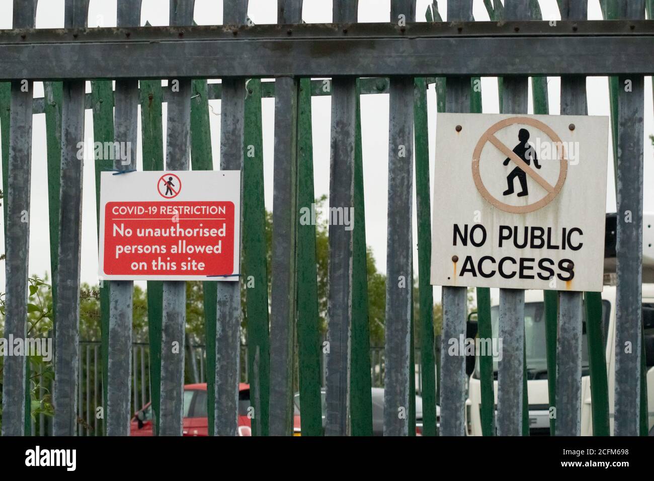 COVID-19 Einschränkung, keine unbefugten Personen auf dieser Website erlaubt, rote Zeichen, Warnung. Kein öffentlicher Zugang. England, Großbritannien Stockfoto