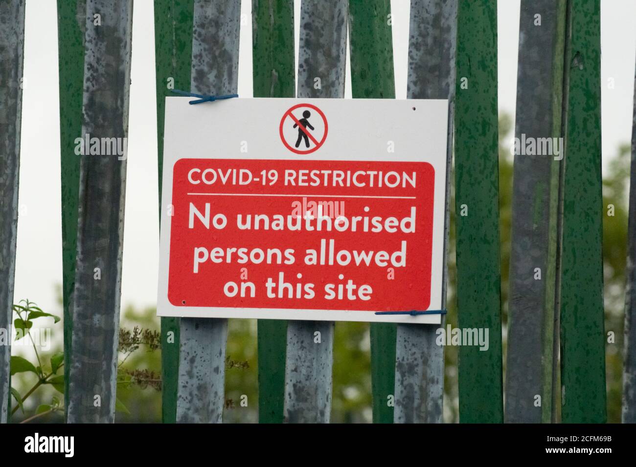COVID-19 Einschränkung, keine unbefugten Personen auf dieser Website erlaubt, rote Zeichen, Warnung. England, Großbritannien Stockfoto