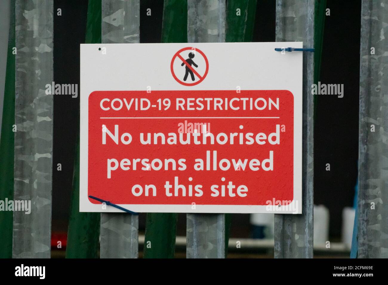 COVID-19 Einschränkung, keine unbefugten Personen auf dieser Website erlaubt, rote Zeichen, Warnung. England, Großbritannien Stockfoto