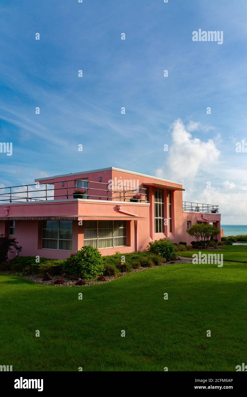 Beverly Shores, Indiana / USA - 2. September 2020: Historisches 1933 Chicago World's Fair Century of Progress Home an einem wunderschönen Sommermorgen Stockfoto