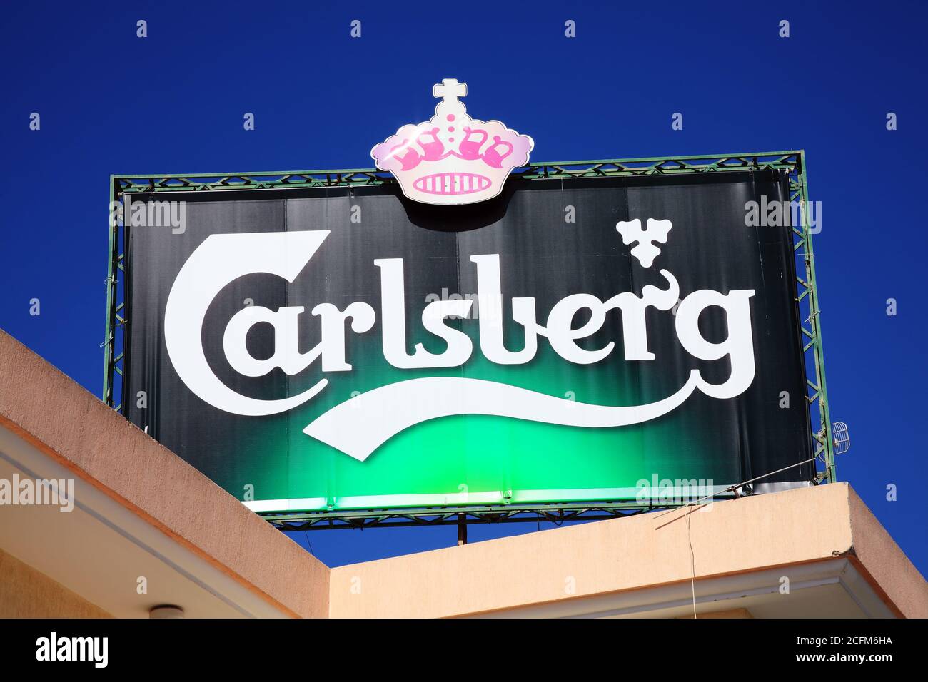 Paphos, Zypern, 26. Februar 2013 : Carlsberg Logo Werbung Zeichen auf einem öffentlichen Haus Restaurant Einzelhandel Geschäft Stock Foto Bild Stockfoto