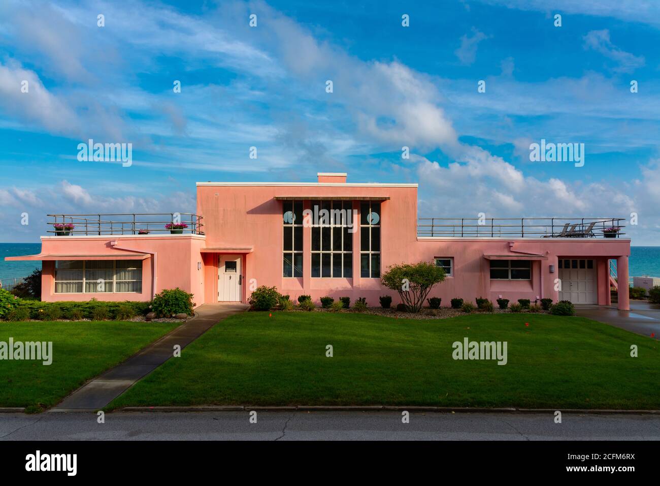 Beverly Shores, Indiana / USA - 2. September 2020: Historisches 1933 Chicago World's Fair Century of Progress Home an einem wunderschönen Sommermorgen Stockfoto