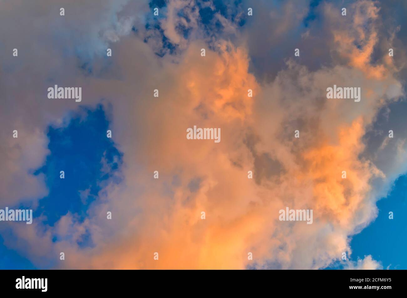 Blauer Himmel mit orangen Farben bei Sonnenuntergang Stockfoto