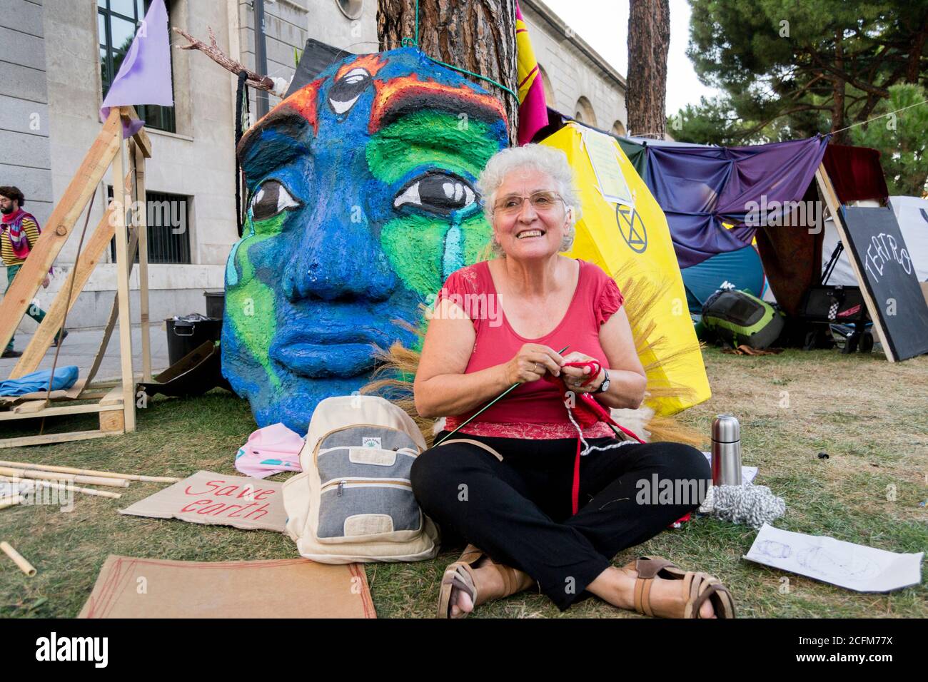 MADRID, SPANIEN - 10. OKTOBER 2019: Rebellion des Aussterbens Madrid Demonstration, wo die ältere kaukasische Frau auf dem Gras des Ortes häktete Stockfoto