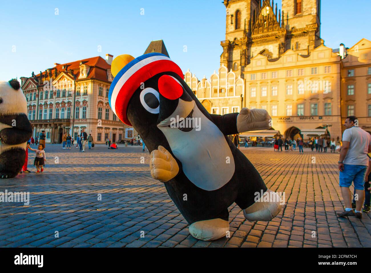 Der Held der tschechischen Karikatur der Maulwurf Krtek auf dem Platz der Altstadt in Prag. Unterhaltung für Touristen. Symbol Tschechische Republik. Stockfoto