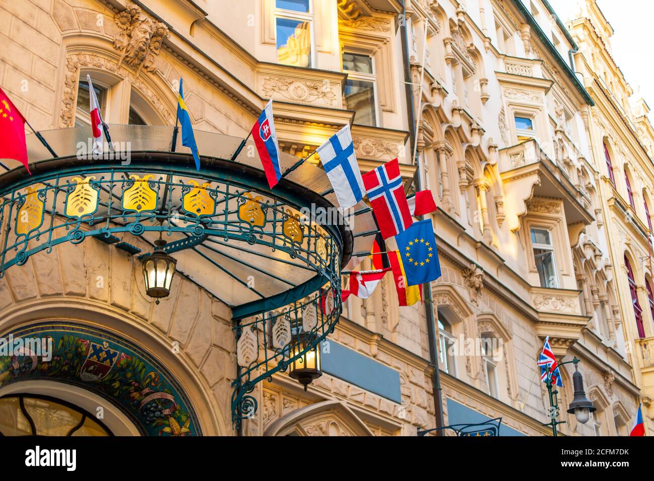 Die Fassade des alten diplomatischen Gebäudes ist mit Flaggen verschiedener Länder geschmückt. Stockfoto