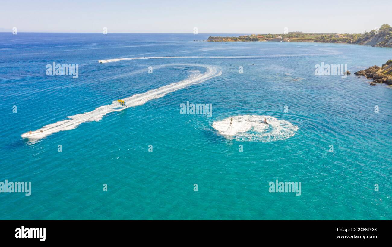 Fly Boarding und Reiten im Meer an einem sonnigen Sommertag, Zakynthos, Griechenland Stockfoto