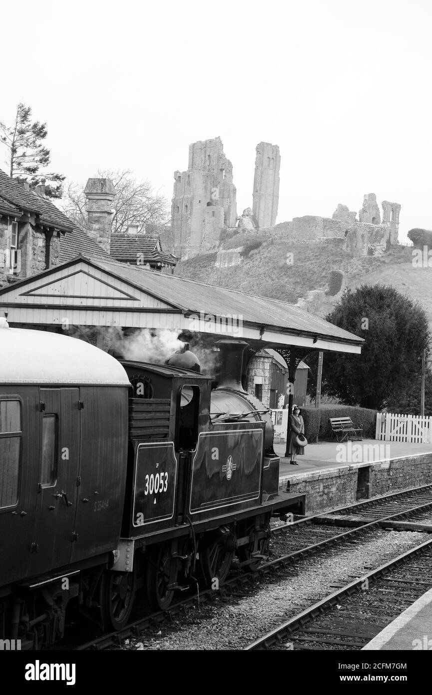 '30053' und Zug am Corfe Castle Station. Stockfoto