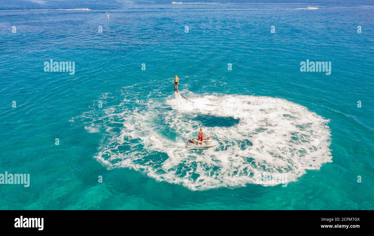 Fly Boarding und Reiten im Meer an einem sonnigen Sommertag, Zakynthos, Griechenland Stockfoto