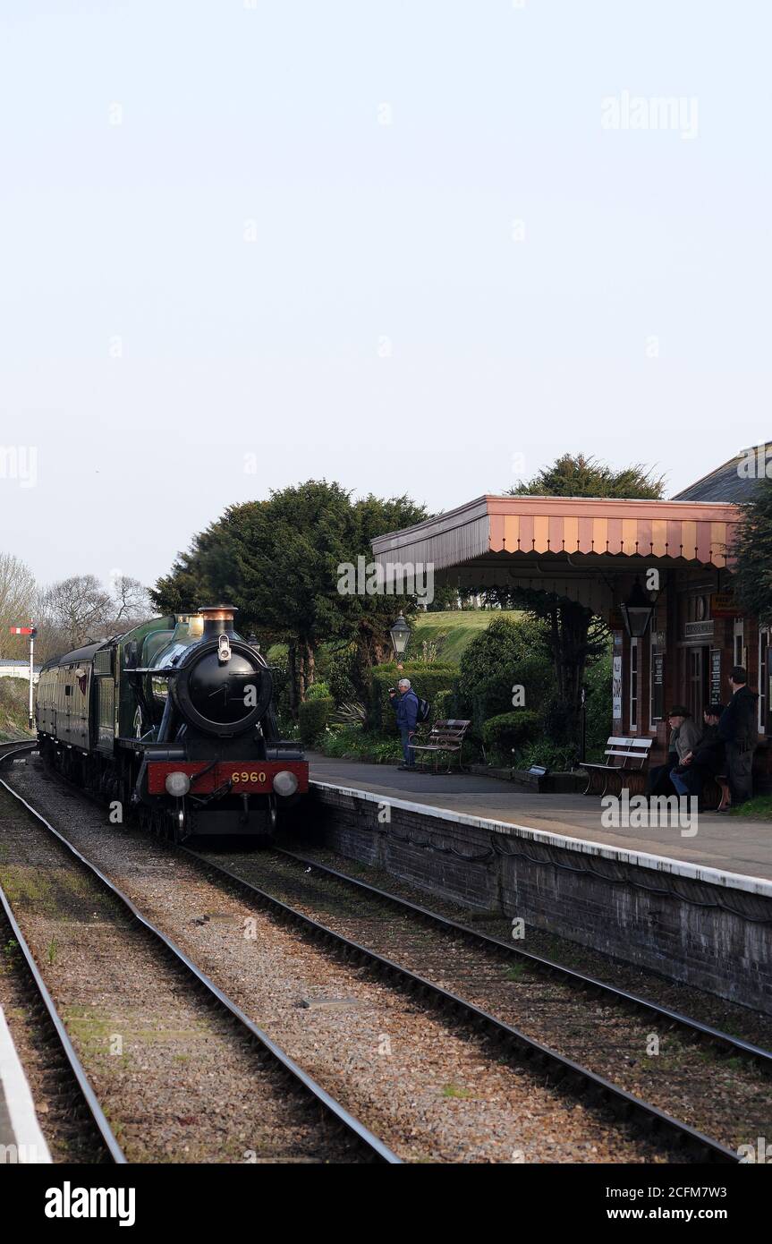 'Raveningham Hall' betritt die Blue Anchor Station mit einem Zug nach Minehead. Stockfoto