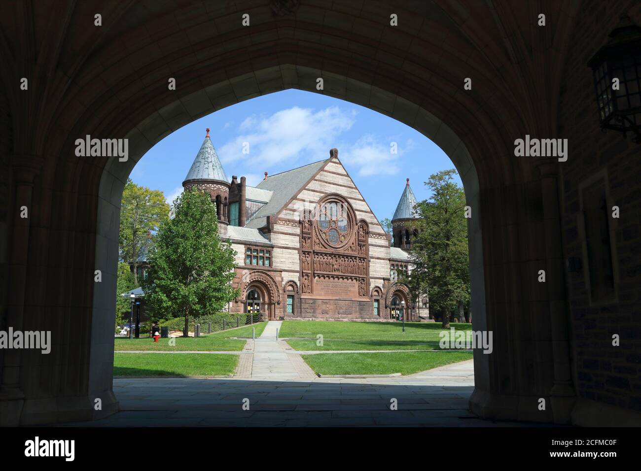 Alexander Hall, in der sich das Richardson Auditorium befindet, vom Blair Hall-Bogen aus gesehen. Princeton University, Princeton, NJ, USA Stockfoto