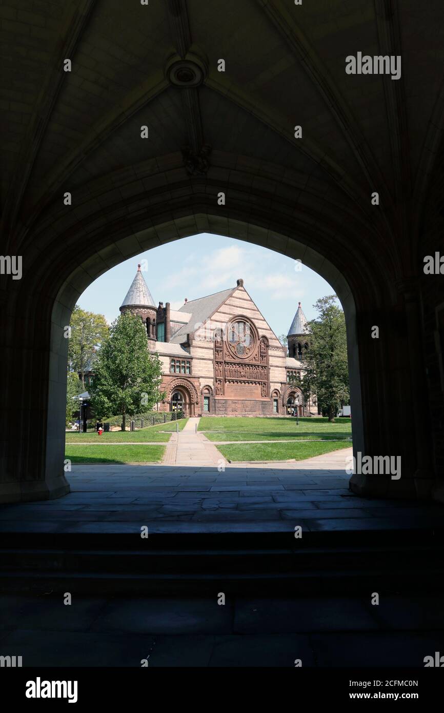 Alexander Hall, in der sich das Richardson Auditorium befindet, vom Blair Hall-Bogen aus gesehen. Princeton University, Princeton, NJ, USA Stockfoto