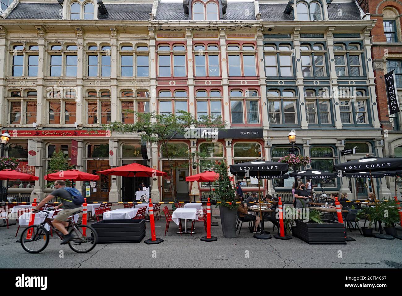 Toronto, Kanada - 6. September 2020: Als Vorsichtsmaßnahme gegen das Coronavirus sind Restaurants im Freien in einen abgesperrten Bereich der Straße umgezogen. Stockfoto