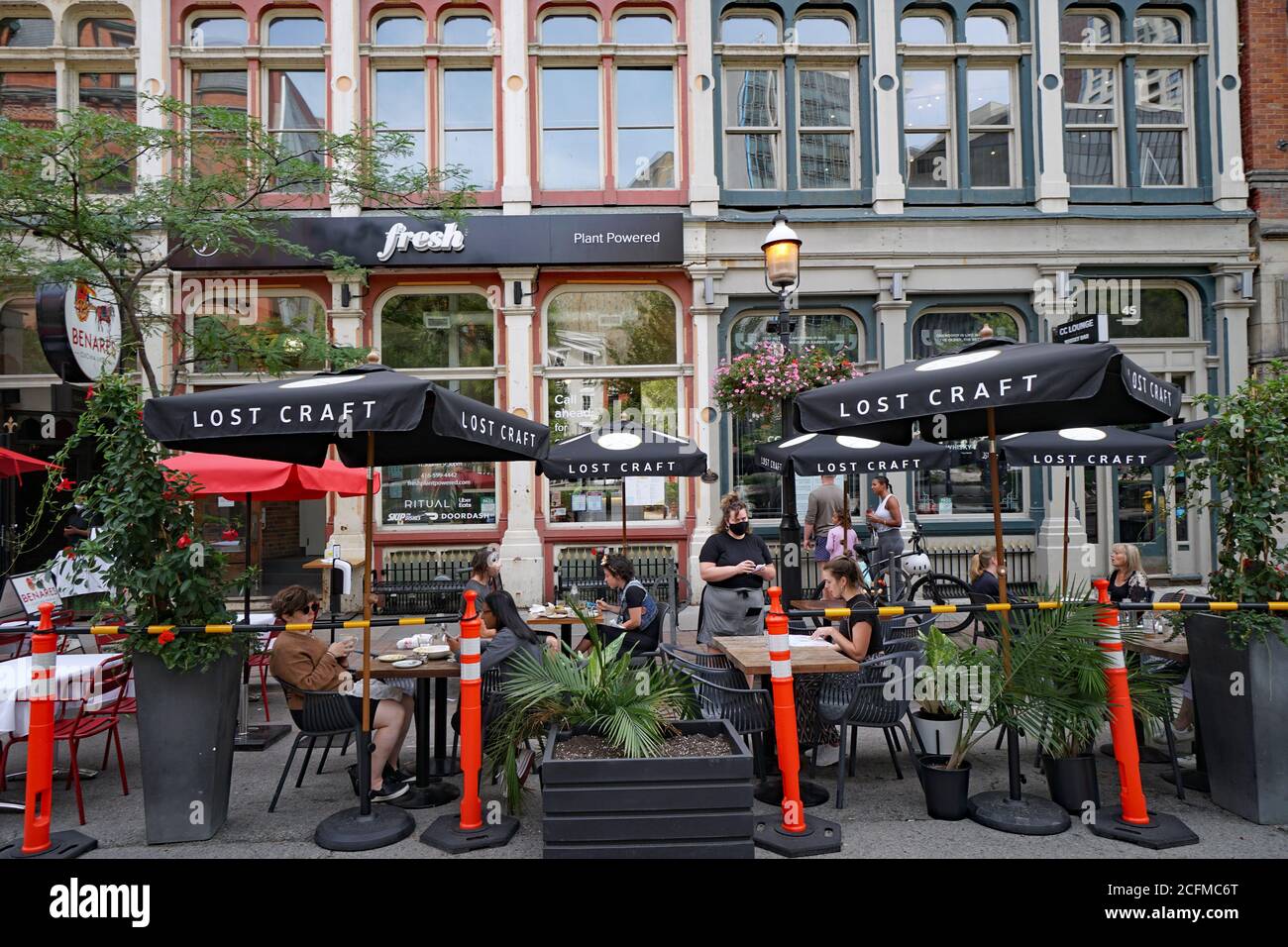 Toronto, Kanada - 6. September 2020: Als Vorsichtsmaßnahme gegen das Coronavirus sind Restaurants im Freien in einen abgesperrten Bereich der Straße umgezogen Stockfoto