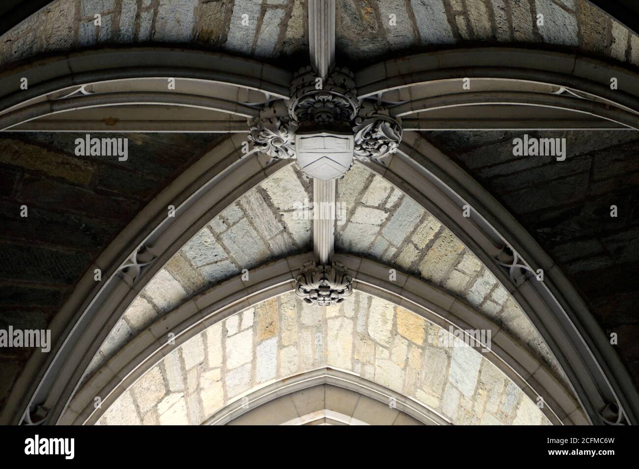 Gewölbte Bögen auf dem Campus der Princeton University, Princeton, New Jersey, USA Stockfoto