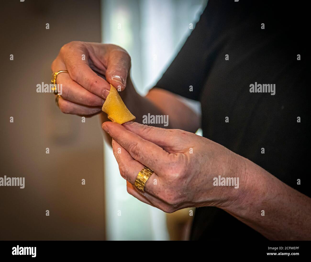 Su Vössing formt mit ihren Fingerspitzen in ihrer Küche in Stolberg, Deutschland, ein kleines Stück Teig zu einem Knödel oder Nudelteigstück. Die Handarbeit ist Teil der Rezepte für ihr neues Kochbuch mit der PÖDÖR-Ölmanufaktur. Stockfoto