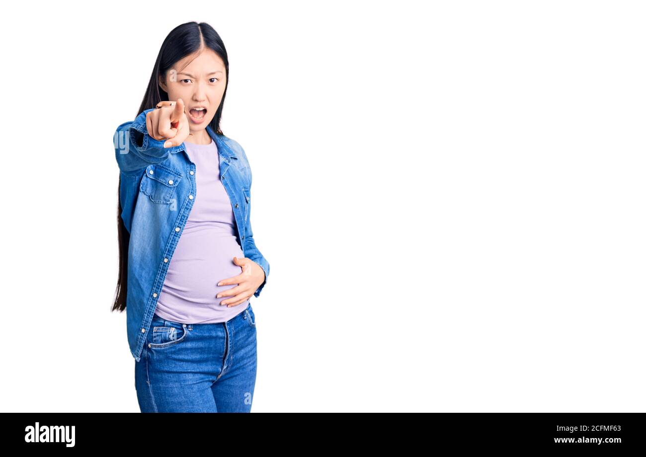 Junge schöne chinesische Frau schwanger erwartet Baby zeigt unzufrieden und frustriert auf die Kamera, wütend und wütend mit Ihnen Stockfoto