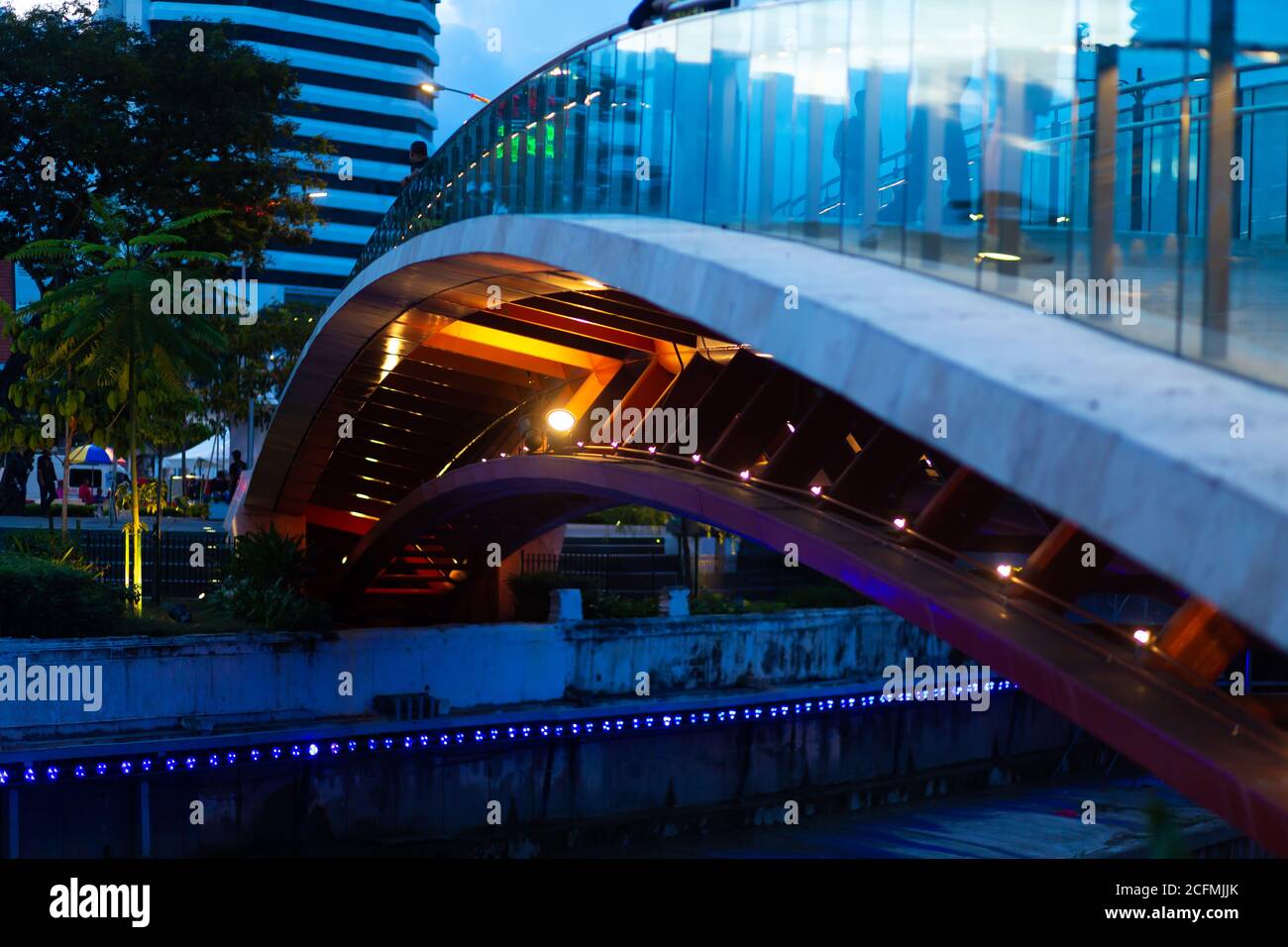 Brücke über den Flusskanal in kuala lumpur. Architektur der modernen Städte Stockfoto