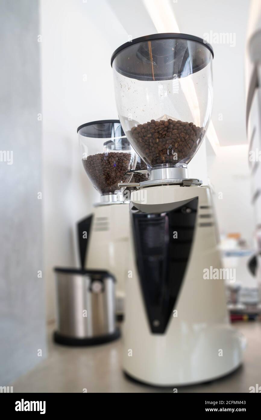 Blaue Szene im Coffeeshop mit weißer, sauberer Atmosphäre, Stock-Foto Stockfoto