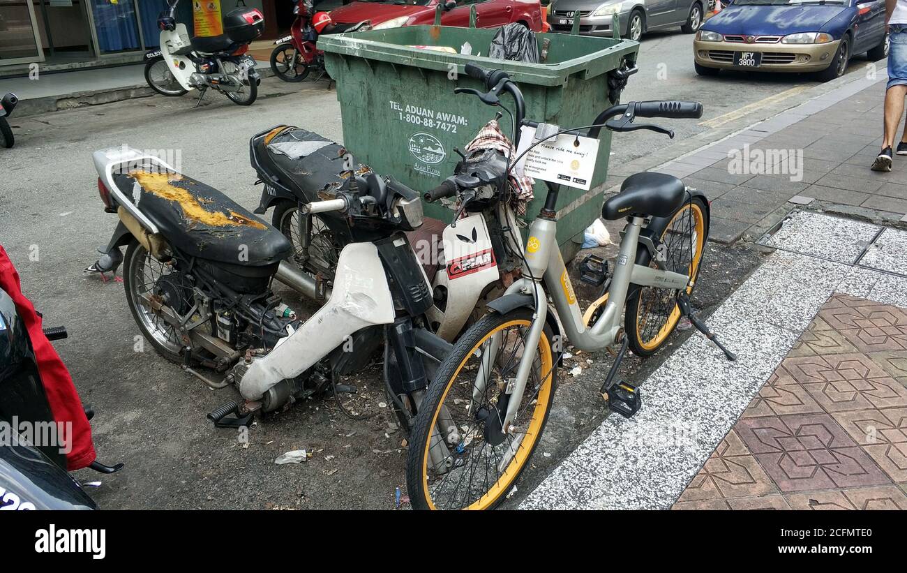 Ein verlassene halb demontierte Fahrrad auf einer Stadtstraße. Verkehr in Asien Stockfoto