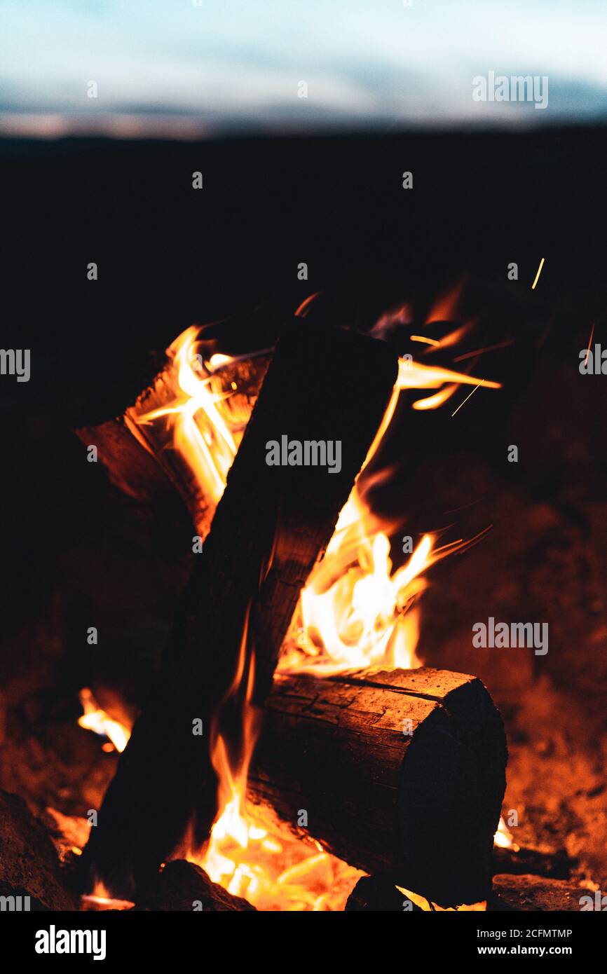 Warme Sommernacht Lagerfeuer in Washington Stockfoto