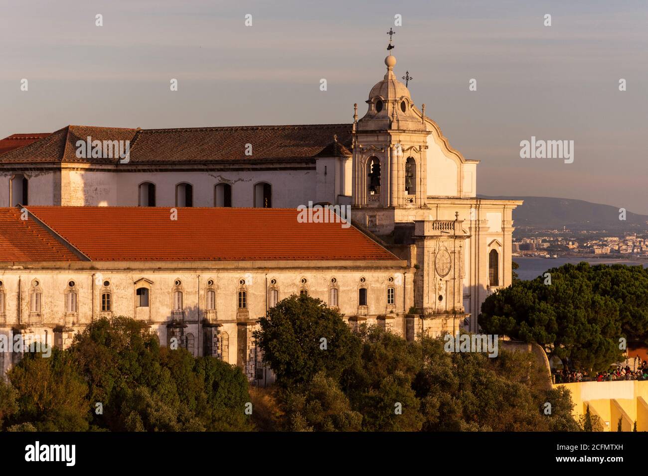 Wunderschöne Aussicht auf das alte historische Kirchengebäude im Zentrum von Lissabon, Portugal Stockfoto