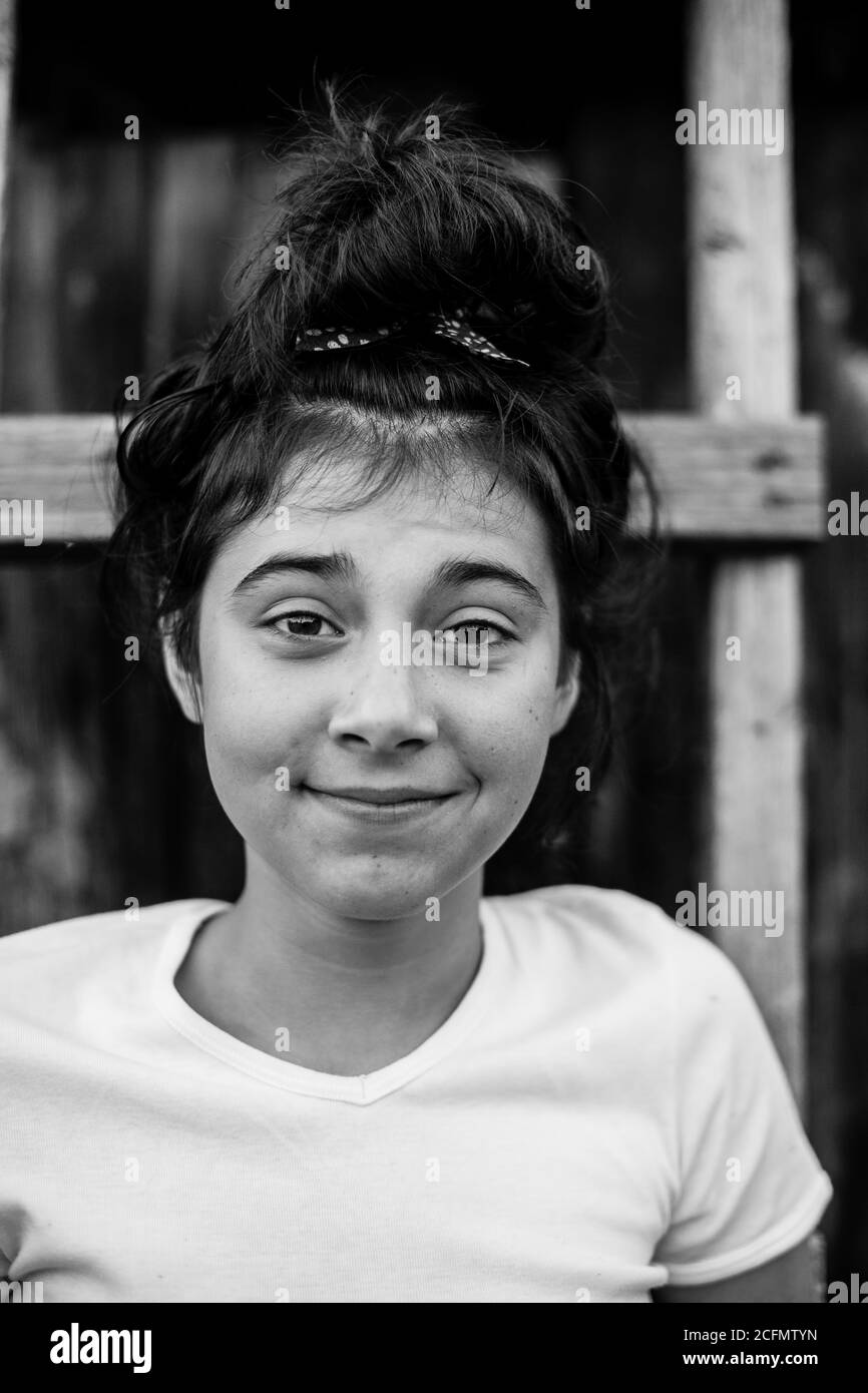 Mädchen stehend Schwarzweiß-Stockfotos und -bilder - Alamy
